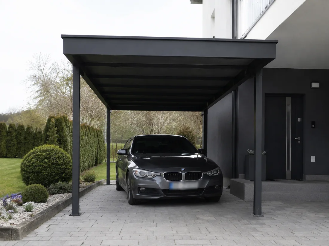 Antracitna nadstrešnica s automobilom uz ulaz u kuću