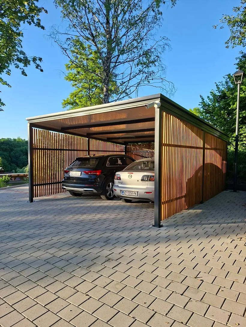 Nadstrešnica pod kojom su parkirana dva automobila