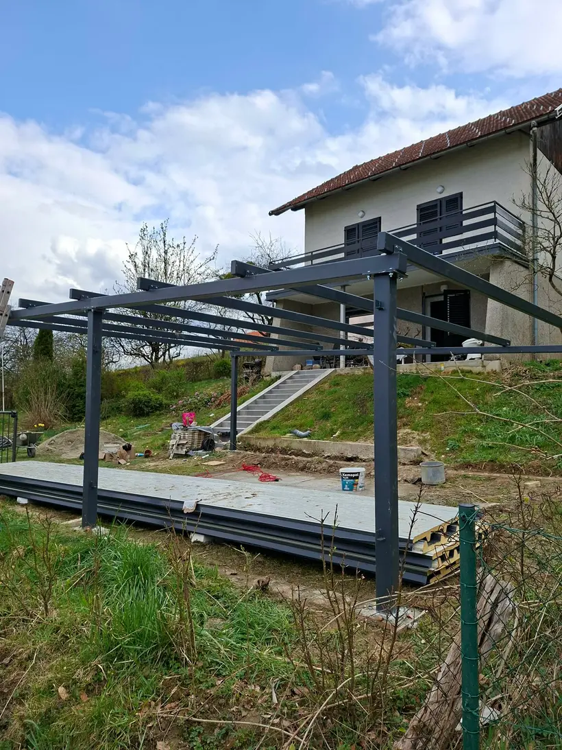 Čelična konstrukcija tijekom montaže na kosom terenu