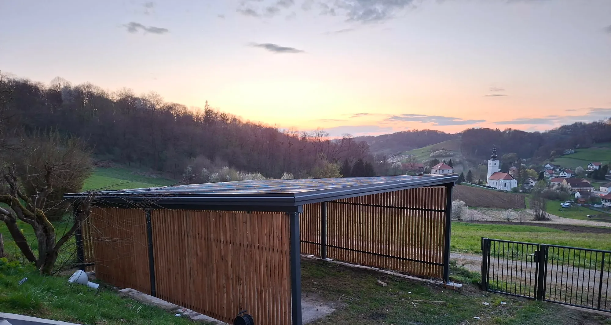Linijska nadstrešnica uz obiteljsku kuću u sumrak